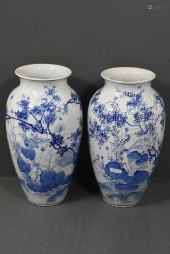 Paire de vases Japon (H:31cm,1 éclat et troués à la base)