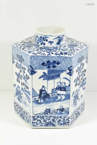 Vase hexagonal en porcelaine de Chine bleue (Ht 33cm)