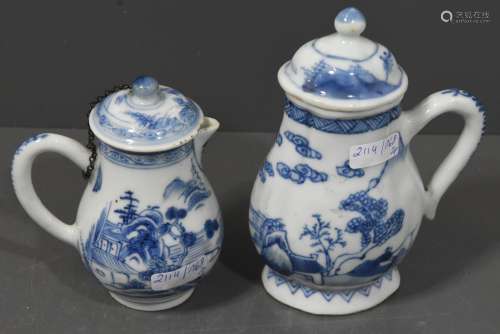 Deux petites cruches en porcelaine de Chine (Ht 13cm et ht 11cm)
