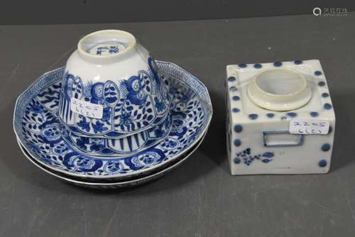 Lot de deux pochons en porcelaine de Chine + encrier