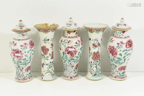 Garniture en porcelaine de Chine, 5 pièces (cassures) Ht 28cm