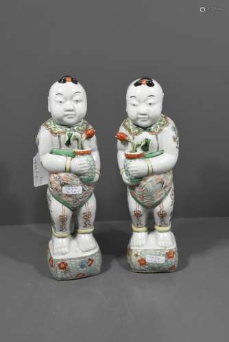 Paire de personnages en porcelaine de Chine (Ht 27cm)