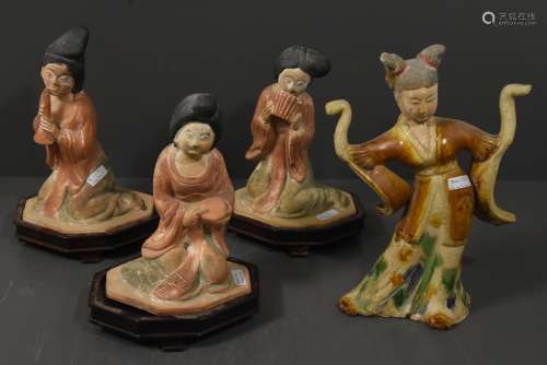 4 statues asiatiques (H: 25 et 28cm)