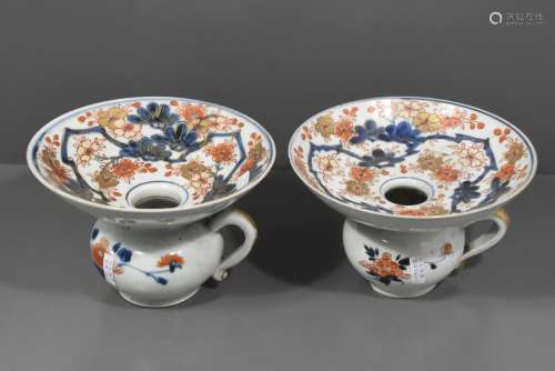 Paire de crachoirs en porcelaine asiatique (Ht.11cm, diam.17cm) un avec éclat à la base