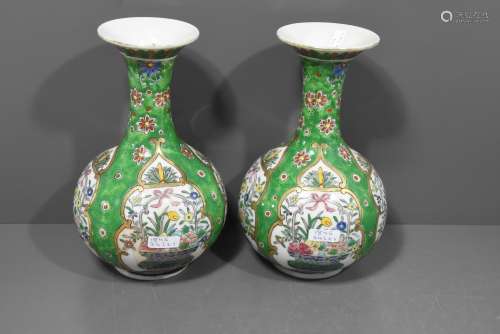 Paire de vases en porcelaine de Chine (Ht 21cm)