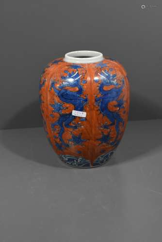 Vase en porcelaine de Chine à décor de dragons (HT.23cm)