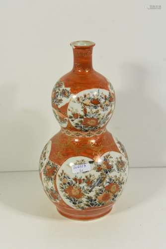 Vase en porcelaine de Chine signé (Ht.26cm, un éclat)