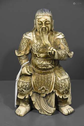 Chine, début 20ème, Guan-Yu assis sur un rocher tenant son épée de sa main droite et faisant un mudra de la main gauche, en ivoire de mammouth (ht 21cm, 1768grs) avec certificat