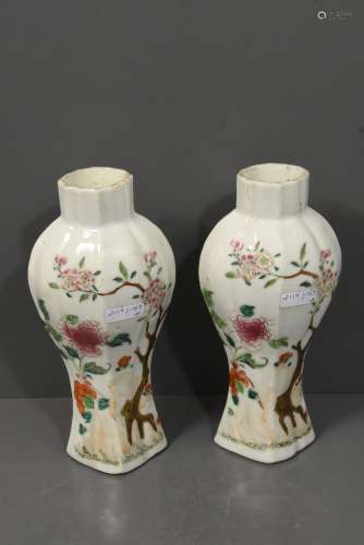 Paire de vases famille rose, Kien Long (Ht 20.5cm)