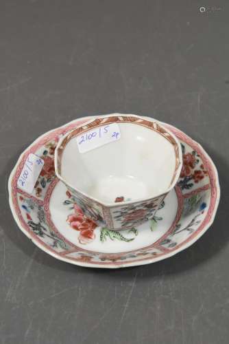 Tasse et sous-tasse en porcelaine de Chine, famille rose
