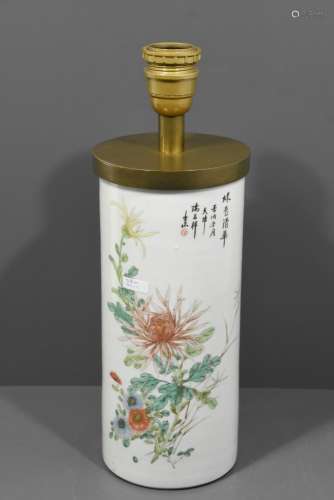 Vase rouleau en porcelaine de Chine monté en lampe (Ht.28cm)