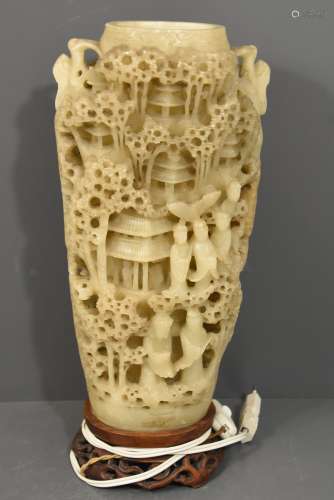 Vase en pierre de lard sculpté monté en lampe, Chine fin 19ème (Ht.39cm)