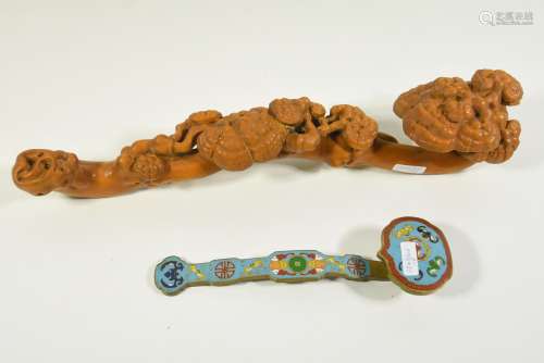 Deux sceptres Ruyi, bois et bronze (lg 39 et 21cm)