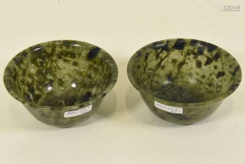 Lot de deux bols en jade néphrite fin du 19ème (Ø 10cm, un fêle)