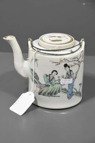 Théière en porcelaine de Chine (Ht 13cm)