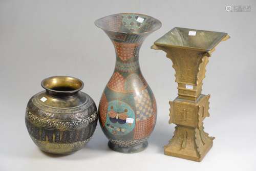 3 vases en bronze cloisonné (33,5cm, 31cm, 18,5cm)