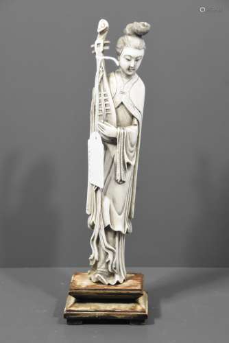 Statuette asiatique en os (Ht 26cm)