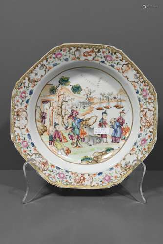 Assiette profonde en porcelaine de Chine à décor de personnages (petits éclats) Ø 21.5cm