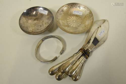 Lot de 6 couteaux, 2 coupes et un bracelet en argent et métal argenté, asiatiques