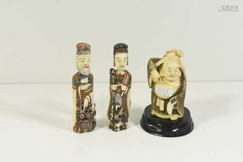 Paire de snuff bottles à décor de personnages (Ht 13cm) + statuette de sage (Ht 10cm)