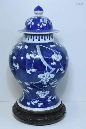 Potiche en porcelaine de Chine 19ème (Ht 42cm, éclat et leger fêle au col)