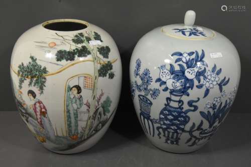 Lot de deux potiches en porcelaine de Chine 19ème (Ht 28 et 31cm, manque un couvercle)