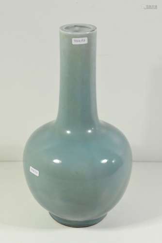 Vase en porcelaine de Chine (fond rodé et percé) (ht 36cm)