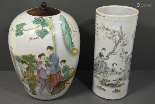 Potiche et vase rouleau en porcelaine de Chine 19ème (Ht 28cm, ht 31cm)
