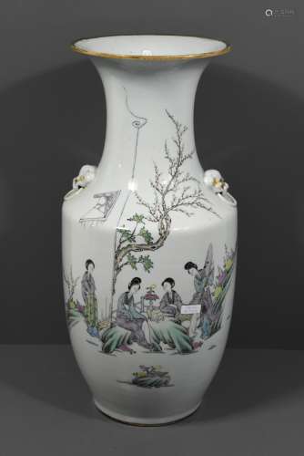 Vase en porcelaine de Chine à décor de jeunes femmes (petit défaut de cuisson) Ht 44cm