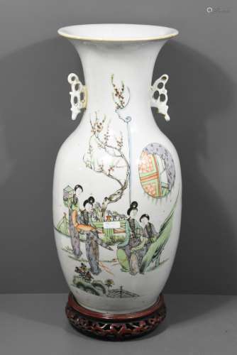 Vase en porcelaine de Chine à décor de jeunes femmes (une oreille recollée) Ht 44cm
