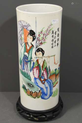 Vase rouleau en porcelaine de Chine (Ht 28cm)