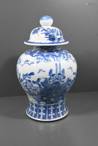 Pot couvert en porcelaine de Chine bleue (Ht 46cm, éclat au col)