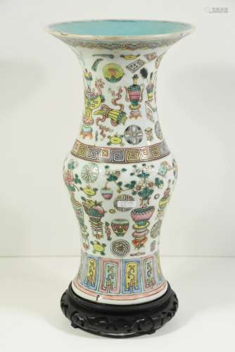 Vase en porcelaine de Chine (Ht 37cm, cassure au col)