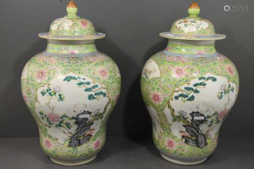 Paire de pots couverts en porcelaine de Chine famille verte (HT.45cm, un col fêlé)