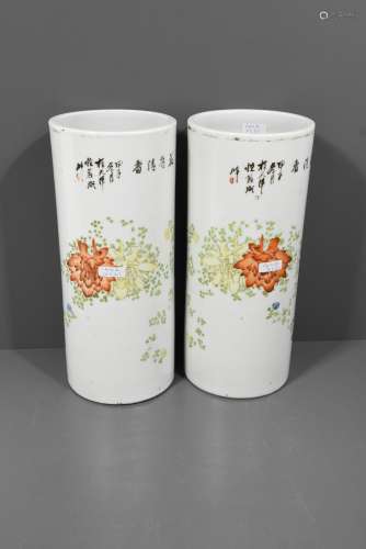 Paire de vases rouleaux en porcelaine de Chine (HT.28cm)