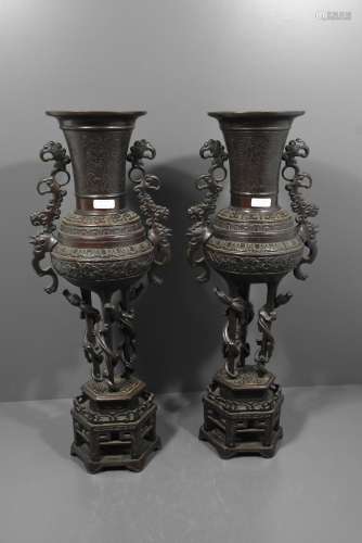 Paire de vases asiatiques en bronze (Ht 45cm)