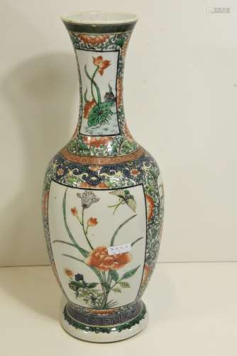 Vase en porcelaine de Chine famille verte (Ht.35cm, troué à la base et sable durci à lintérieur)