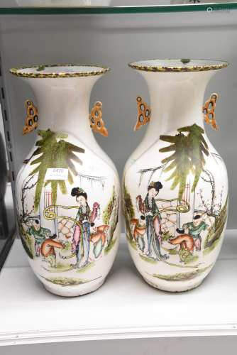 Paire de vases chinois, décor d'enfants (HT.45cm)