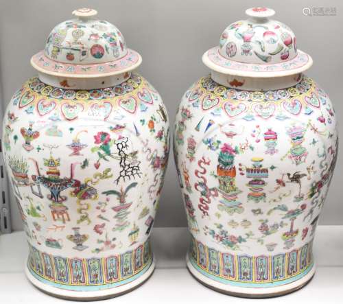 Paire de vases chinois, décor d'objets (Ht.45cm, restauration au col et égrenures à 1 couvercle)