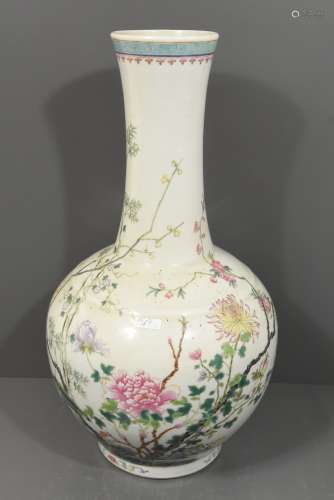 Vase en porcelaine de Chine (Ht.46cm)