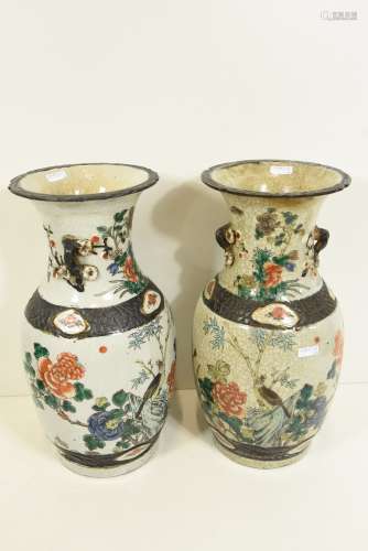 Paire de vases chinois (petit éclat) (H:30cm)