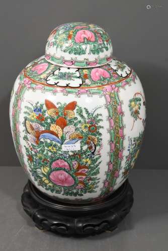 Pot couvert en porcelaine de Chine  XXème (HT.27cm)