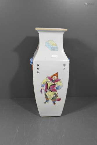 Vase en porcelaine de Chine (Ht.40cm)