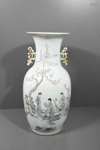 Vase à décor de servantes chinoises (Ht.43cm, félure)