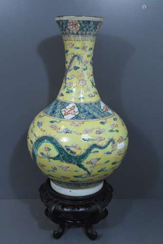 Vase bouteille en porcelaine de Chine à décor de dragons, 19ème (Ht. hors socle 38,5cm)