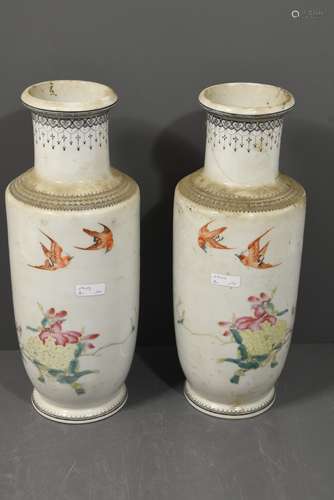 Paire de vases en porcelaine de Chine, période République (Ht 31cm, un col fêlé)