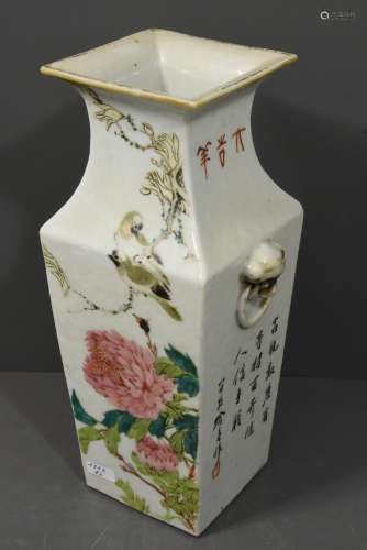 Vase en porcelaine de Chine (H:30.5cm)