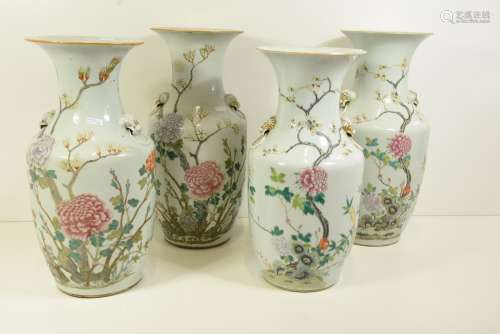 Série de 4 vases  en porcelaine de Chine 19ème (Ht 42cm)