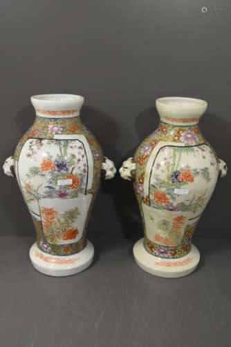 Paire de vases asiatiques en porcelaine (Ht.34cm)