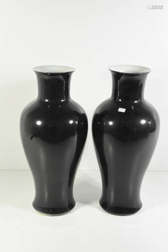 Deux vases de Chine noirs (Ht 41cm)